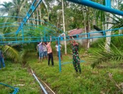 Dukung Kegiatan Sosial Warga Binaan, Babinsa Bantu Dirikan Tenda Hajatan