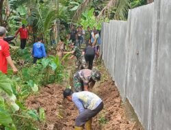 Babinsa Koramil 1001-01/Juai dan Warga Bersatu dalam Menjaga Kelestarian Lingkungan dan Mencegah Banjir