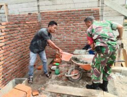 Manunggal TNI – Rakyat, Babinsa Bantu Warga Bangun Rumah Warga Binaan