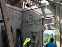 Bentuk Kepedulian Babinsa, Serda Yusfendi Bantu Warga Bangun Rumah