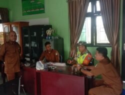 Untuk Menjaga Kondusif Diwilayahnya Babinsa Melaksanakan Komsos Dengan Aparatur Desa