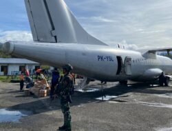 Satgas Kopasgat Pos Oksibil Tingkatkan Keamanan Penerbangan dengan Random Check