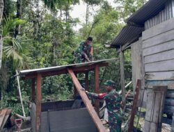 Wujudkan Lingkungan yang Sehat, Babinsa Koramil Agimuga Bantu Warga Bangun MCK