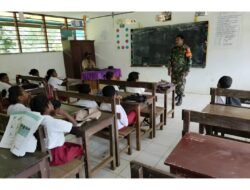 Peduli Pendidikan Anak, Babinsa Biak Barat Babinsa Ajarkan Matematika Metode Gasing di SDN Yomdori