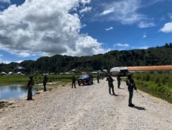 Jaga Ketertiban dan Keamanan Bandara Enarotali Pasca Sidang Putusan PHPU MK Pilkada Kab. Paniai, Pos Kopasgat Enarotali Gelar Random Check di Wilayah Bandara