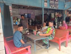 Duduk Santai Babinsa Koramil 01/Sungaimas Laksanakan Komsos Bersama Warga Binaan