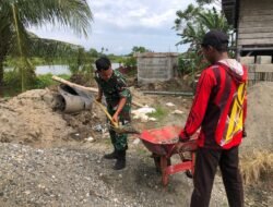 Tak Kenal Hari Libur, Kopda Hendrawan Membantu Warga Mengangkut Material untuk Pembangunan Rumah