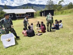 Pembagian Makanan Bergizi oleh Satgas Yonif 614/RJP, Bukti Kepedulian terhadap Masyarakat Perbatasan Papua
