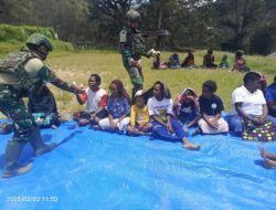 Satgas Yonif 614/Raja Padhita Bagikan 200 Makan Bergizi Gratis kepada Masyarakat Tima