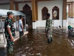 Pelda Maizul Hakim, Babinsa Koramil 1003-06, Pantau Kondisi Wilayah Pasca Hujan Lebat di Kalumpang