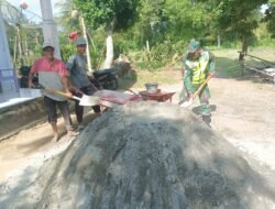 Menghindari Banjir: Babinsa Koramil 09/Samatiga Koptu Ushuluddin Membantu Warga Melaksankan Pengecoran Parit