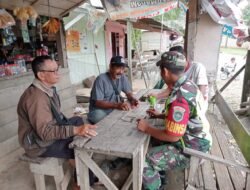 Babinsa Koramil 0105-10/Woyla Barat Serda Kurniadi komsos dengan tokoh adat di desa Binaan