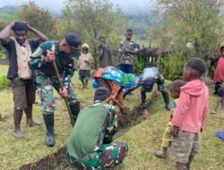 Satgas Yonif 614/RJP Melakukan Karya Bakti di Gereja Bahtera Lowanom