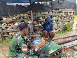 Satgas Yonif 614/RJP Berikan Pelayanan Kesehatan Gratis kepada Masyarakat