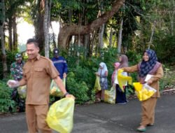 Koramil 1003-01/Telaga Langsat Dukung Program Kebersihan Lingkungan di Desa Ambutun