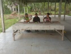 Untuk Ciptakan Hubungan Kerja yang Dinamis Babinsa Posramil 06 Bubon Komsos Dengan Masyarakat