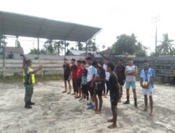 Babinsa Koramil 0105-10/Woyla Barat, Serda Hendri Saputra latihan Bola Voly Bersama Pemuda di Desa Binaan