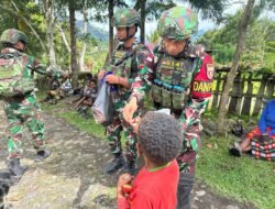 Meningkatkan Kesejahteraan Masyarakat, Satgas Yonif 614/RJP Bagikan Sembako di Kampung Elsaday