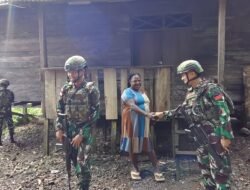 Satgas Yonif 614/Raja Pandhita Gelar Anjangsana dan Pemberian Bingkisan untuk Meningkatkan Keharmonisan dengan Masyarakat