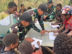 Satgas Yonif 614/Raja Pandhita Berikan Pembelajaran Calistung kepada Anak-Anak Papua di Pos Popome