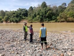 Babinsa Koramil 01/Sungaimas Laksanakan Giat Pengecekan Air Sungai di Desa Binaan