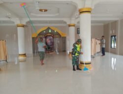 Jaga Kebersihan Tempat Ibadah Babinsa bersama Masyarakat Kerja Bhakti