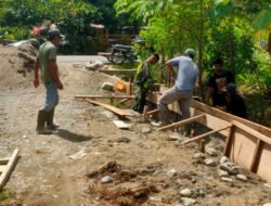 Babinsa Koramil 03 Kaway XVI bantu warga buat parit