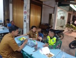 Babinsa Koramil 02/Woyla, Jalin Sinergitas Babinsa Komsos Bersama Aparatur Desa