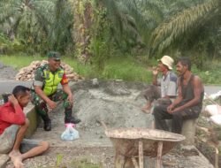 Babinsa Koramil 0105-10/Woyla Barat Serda Ari Mulyadi Sambangi Kepala Tukang Pengelola Proyek Pembangunan di Desa Binaan