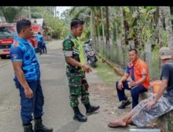Babinsa Koramil 02/Woyla, Komsos bersama Anggota Damkar Unit Woyla Bahas Kesiap Siagaan di Wilayahnya