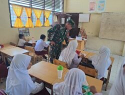 Babinsa Koramil 07 Johan Pahlawan Pantau Pendistribusian Makan Siang Gratis di SDN-14 Meulaboh