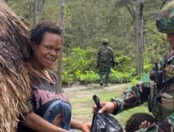 Satgas Yonif 614/RJP Pos Tima Lakukan Anjangsana dan Berbagi Sembako kepada Masyarakat Kurang Mampu