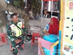 Jaga Tetap Eratnya Keakraban, Babinsa Koramil 1801-01/Manokwari Lakukan Komsos dengan Pedagang Nasi Kuning