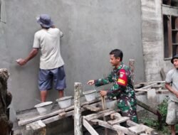 Koptu Doni Firdaus Bersama Warga Desa Bergotong royong Membangun Rumah Warga