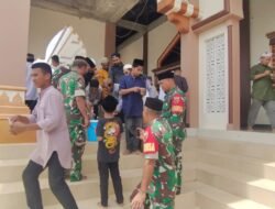 Jumat Berkah, Babinsa Koramil 1509-02/Obi Bagikan Bubur Kacang untuk Jamaah Masjid Nurul Hidayah Obi