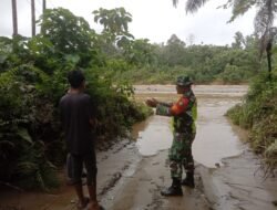 Babinsa Koramil 01/Sungaimas Laksanakan Giat Pengecekan Debit Air Sungai di Desa Binaan