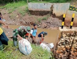 Babinsa Koramil 1001-01/Juai Bantu Warga Tangani Jebolnya Dinding Pintu Air Bendungan Cekdam
