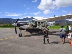 Jaga Kondusifitas Objek Vital Nasional, Satgas Kopasgat Pos Moanemani Melaksanakan Pengamanan Bandara Moanemani