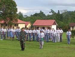 Tanamkan Semangat Patriotisme, Danramil 1801-02/Warmare Jadi Inspektur Upacara di SMA Negeri 01 Warmare