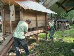 Babinsa Bantu Membangun Lumbung Padi Milik Warga Desa Binaan