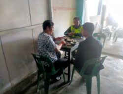 Babinsa Koramil 09/Samatiga Serda Zulkifli Komsos dengan Warga Binaan Bahas Keamanan dan Ketertiban