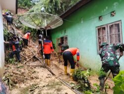 Cuaca Ekstrem Picu Longsor Di HSS, Babinsa Himbau Masyarakat Untuk Waspada Dan Berhati-Hati