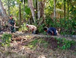 Babinsa Koramil 09/Samatiga Sertu Puguh Purnomo Ikut Gotong Royong bersama Masyarakat