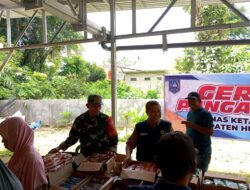 Pasar Murah Di Desa Amparaya, Babinsa Koramil 1003-06/Simpur Jaga Keamanan Dan Ketertiban