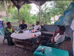 Babinsa Menjaga Hubungan Komsos dan Silaturahmi bersama Warga Desa binaan