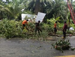 Babinsa Koramil 1003-02/Padang Batung Berikan Bantuan Kepada Warga Yang Terkena Dampak Cuaca Ekstrem