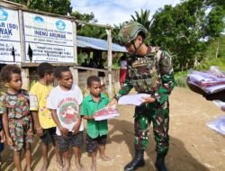 Meningkatkan Semangat Belajar, Satgas Yonif 614/RJP Pos Dabra Berbagi Seragam Sekolah Gratis