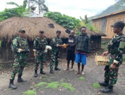 Jumat Berkah, Satgas Yonif 614/RJP Pos Pirime Salurkan Sembako kepada Masyarakat