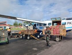Perketat Pengamanan Prajurit Yonko 461 Satgas Kopasgat Pamtas RI-PNG Kewilayahan Random Checking di Bandar Udara Tanah Merah.