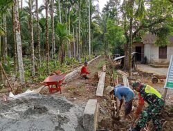 Babinsa Koramil 0105-10/Woyla Barat Laksanakan Gotong Royong Pelebaran Jalan untuk Meningkatkan Aksesibilitas Desa